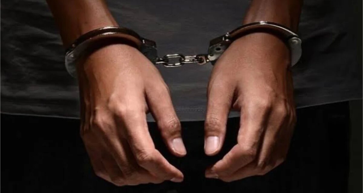 Man allegedly steals from exhibit keeper while in custody over theft
