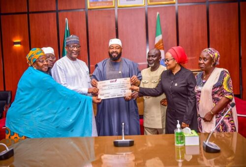 FARMER GOVERNOR UMARU BAGO DELIVERS N100 MILLION CHEQUE TO FUT MINNA